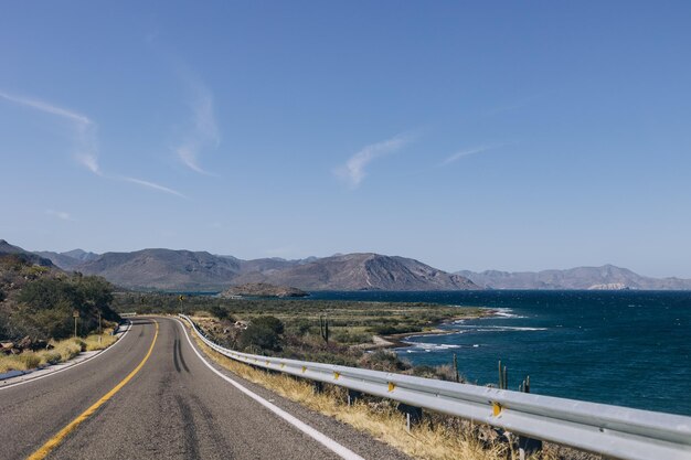 Foto leere küstenstraße in baja california sur mexiko in der nähe von loreto