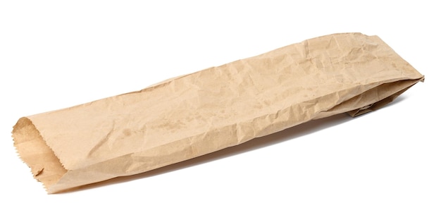 Leere längliche Papiertüte für ein Baguette auf einem weißen, isolierten Hintergrund