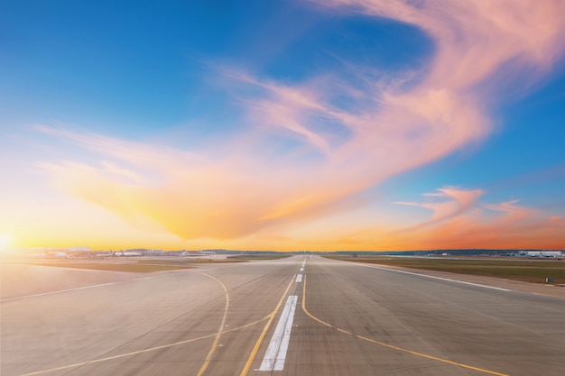 Leere Landebahn am Abendflughafen während des Sonnenuntergangs