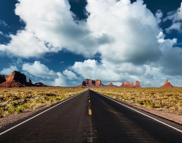 Leere landschaftlich reizvolle Autobahn im Monument Valley