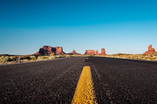 Leere landschaftlich reizvolle Autobahn im Monument Valley