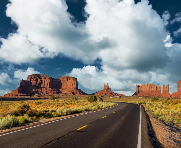 Leere landschaftlich reizvolle Autobahn im Monument Valley