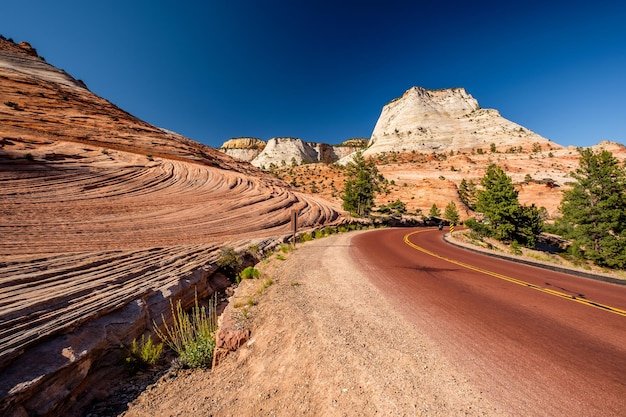 Leere landschaftlich reizvolle Autobahn in Utah