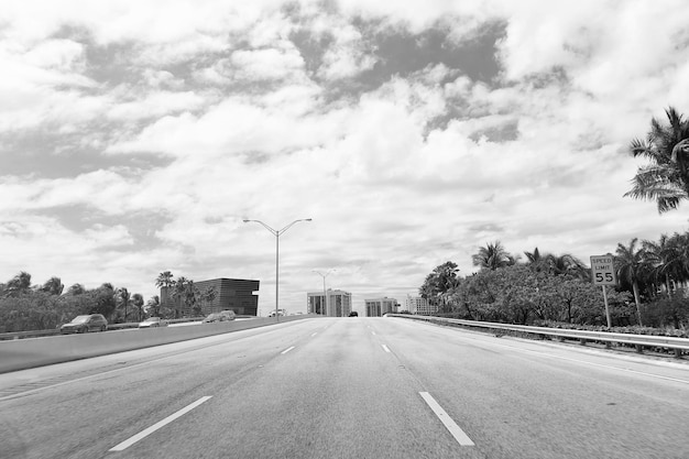 Leere Landstraße bei bewölktem Himmel im Freien in Palm Beach Florida USA Highway