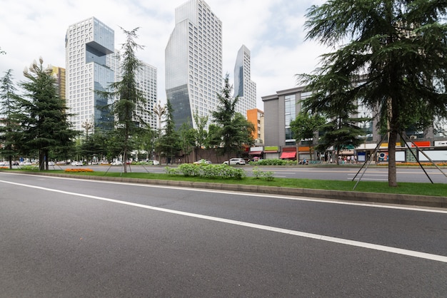 Leere Landstraße mit Stadtbild von Chengdu, China