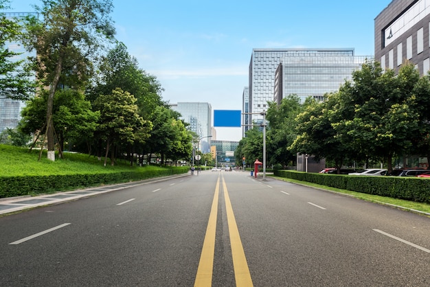 Leere Landstraße mit Stadtbild von Chengdu, China