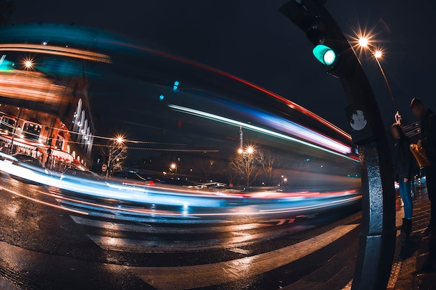 Leere Langzeitbelichtung Licht Trail Shot Straßenansicht von einer Pariser Straße für Design-Hintergrund während der Nacht