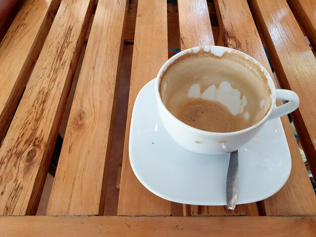 Leere Latte-Kaffeetasse auf Holztisch