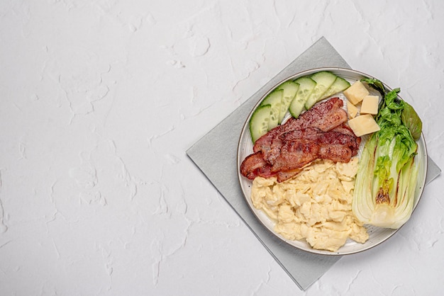 Leere Lebensmittelfotografie von Frühstück mit Rührei