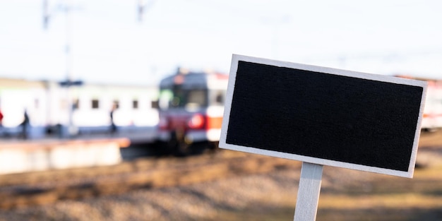 Leere Mockup-Vorlage Blackboard-Etikett gegen defokussierten Hintergrund Bahnhof mit Lokomotive