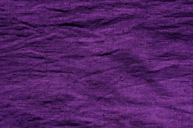 Leere Oberfläche aus rauer, zerknitterter Sackleinen Abstrakter Hintergrund in violetter Farbe aus Textilmaterial