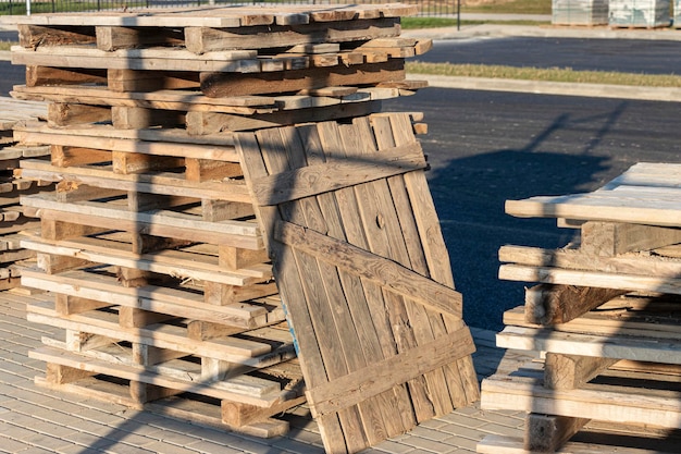 Leere Paletten auf einer Baustelle. Wiederverwendung von Holzpaletten im Bau.