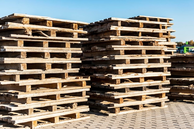 Leere Paletten auf einer Baustelle Wiederverwendung von Holzpaletten im Bauwesen