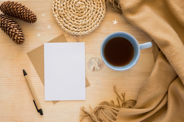 Foto leere papiere für flach liegendes briefpapier mit stift