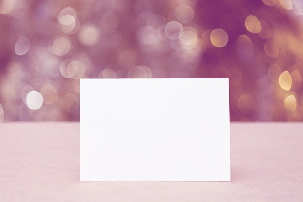 Leere Papiergrußkarte mit Bokehlichtern
