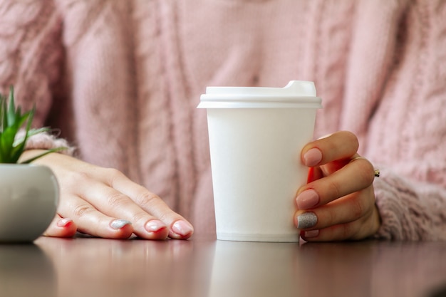 Leere Papierkaffeetasse mit Plastikkappe