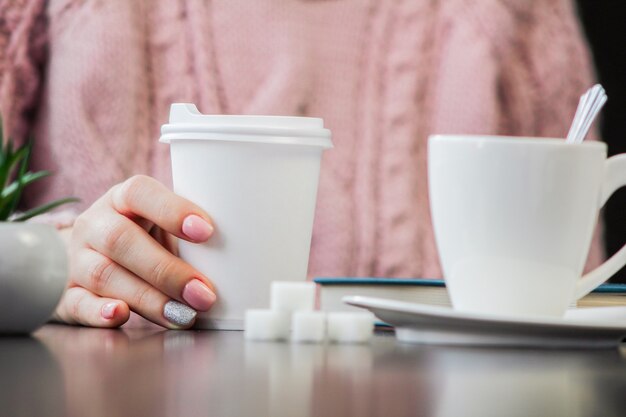 Leere Papierkaffeetasse mit Plastikkappe