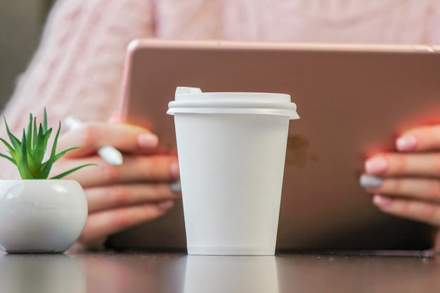 Leere Papierkaffeetasse mit Plastikkappe