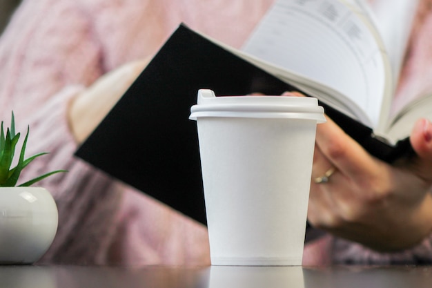 Leere Papierkaffeetasse mit Plastikkappe