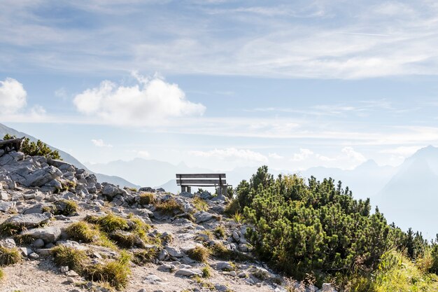 Leere Parkbank im Hochgebirge