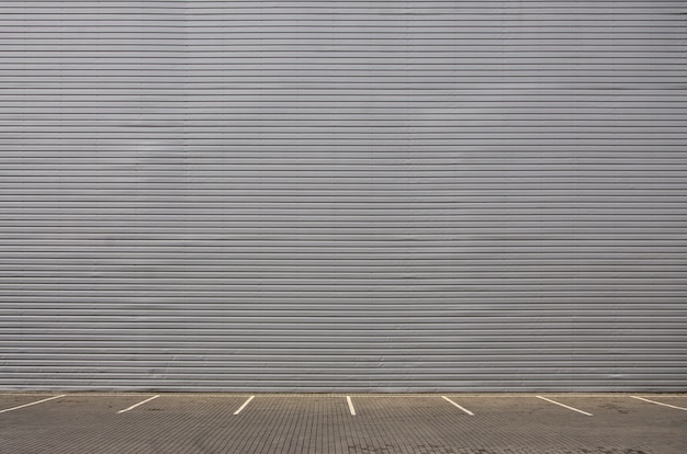 Leere Parkplätze auf dem Hintergrund einer Metallwand