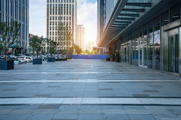 Leere Piazza und modernes Bürogebäude, Qingdao, China