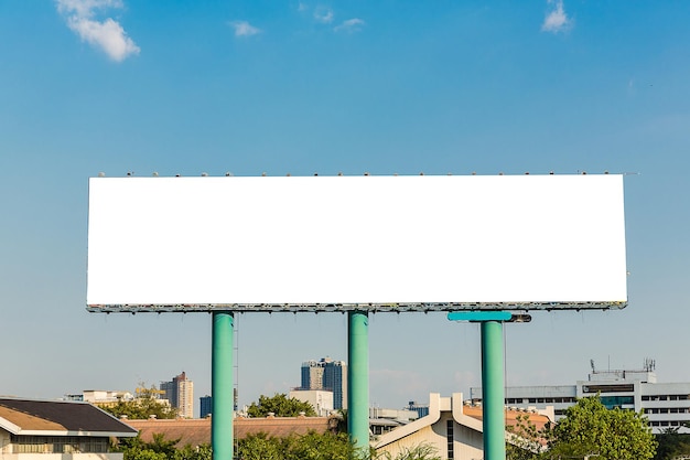 leere plakatwand für neue werbung