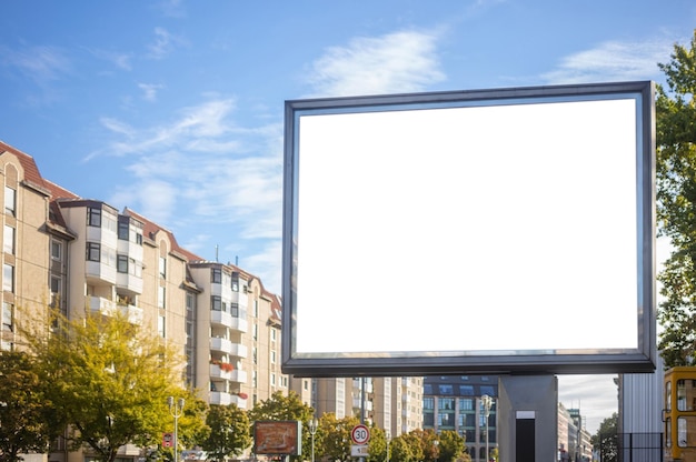 Leere Plakatwand für öffentliche Werbung am Straßenrand Platz für Text Blauer Himmel und Stadthintergrund