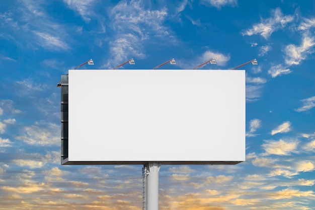 Leere Plakatwand gegen blauen Himmel