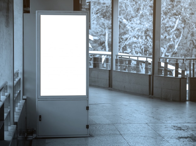 Leere Plakatwand im Bahnhof