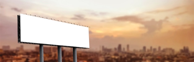 Leere Plakatwand in der Dämmerung