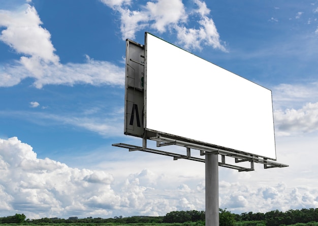 Leere Plakatwand vor dem schönen bewölkten Himmel in einer ländlichen Lage