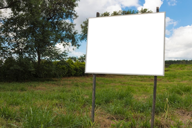 Leere Plakatwand vor dem schönen bewölkten Himmel in einer ländlichen Lage