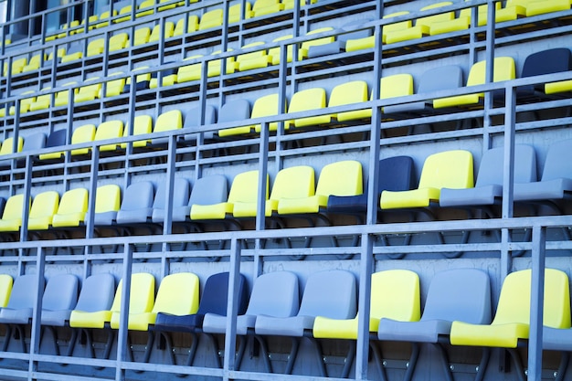 Leere Plastiksitze oder Stühle im Stadionhintergrund