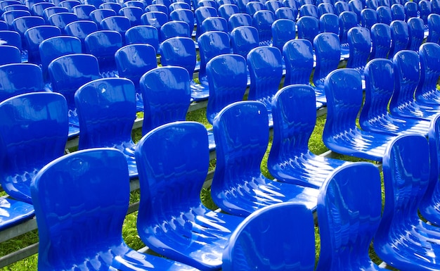 Leere Plastiksitze, Stühle, zusammenklappbare Stühle für Konzerte und Veranstaltungen