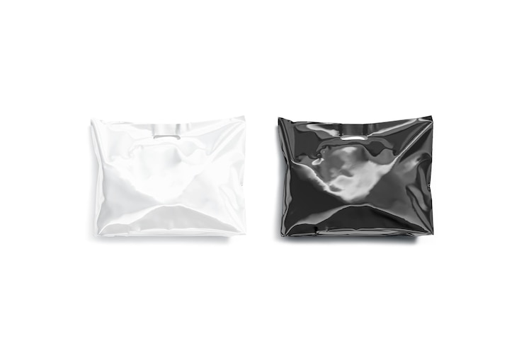 Foto leere plastiktüte mit schwarz-weißem druckdruck für die aufbewahrung von gegenständen aus klarem polyethylen
