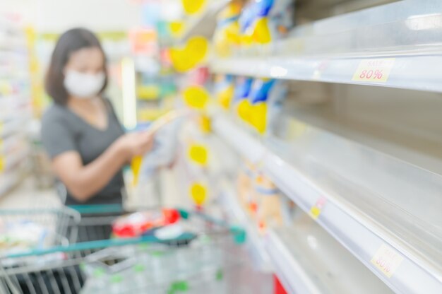 Leere Regale in einem Supermarkt leere Läden