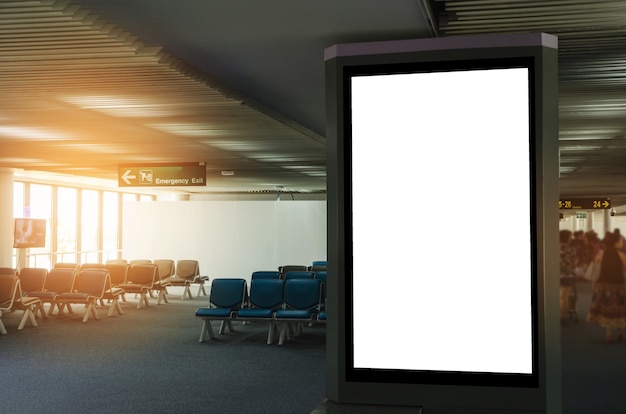 leere Reklametafel oder Leuchtkasten-Schaufenster am Flughafen
