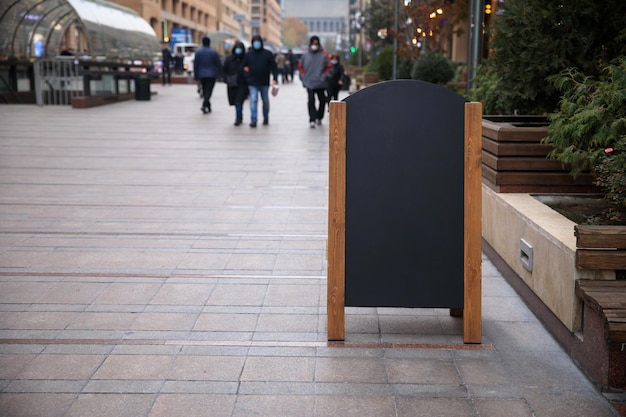 Leere Restauranttafel auf der Straße xA