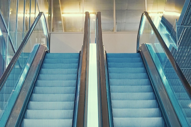 Leere Rolltreppe in einem Glasgebäude