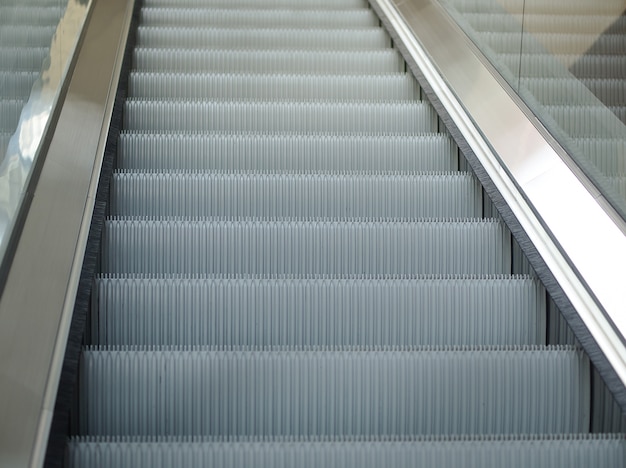 Leere Rolltreppentreppen in U-Bahnstation oder Einkaufszentrum, moderne Rolltreppen in einem Bürogebäude.