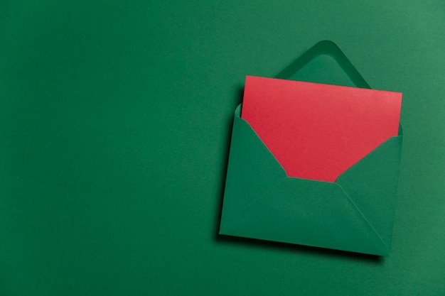 Leere rote Karte mit grünem Papierumschlag Weihnachtskartenvorlage mock up