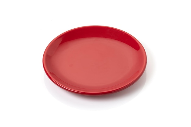 leere rote Plattenkeramik auf weißem Hintergrund mit Pfad