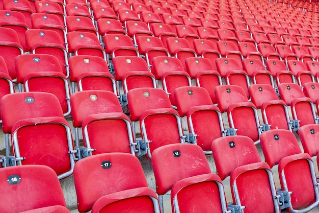 Leere rote Sitze in einem Fußballstadion