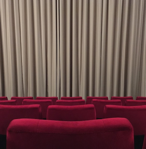 Leere rote Stühle im Auditorium