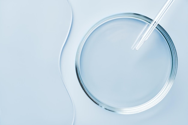 Leere runde Petrischale oder Glasobjektträger und Pipette auf blauem Hintergrund Mockup für kosmetische oder wissenschaftliche Produktproben