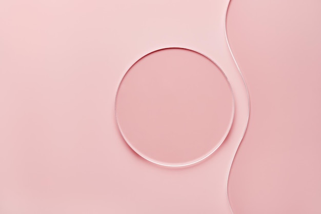 Leere runde Petrischale und gewellter Objektträger aus Glas auf rosafarbenem Hintergrund Mockup für kosmetische oder wissenschaftliche Produktproben