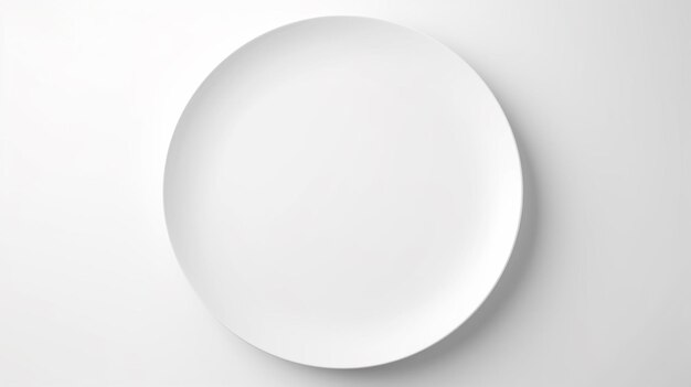 leere runde weiße Platte auf einem weißen Wandhintergrund