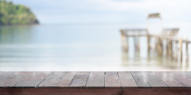 Leere rustikale Planke mit schönem tropischem Strand im Hintergrund