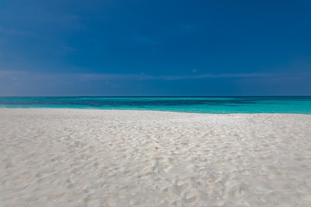 Leere Sandstrandlandschaft in der Nähe des blauen Meeres. Schöner Blick auf den Strand, entspannendes Ufer am Meer